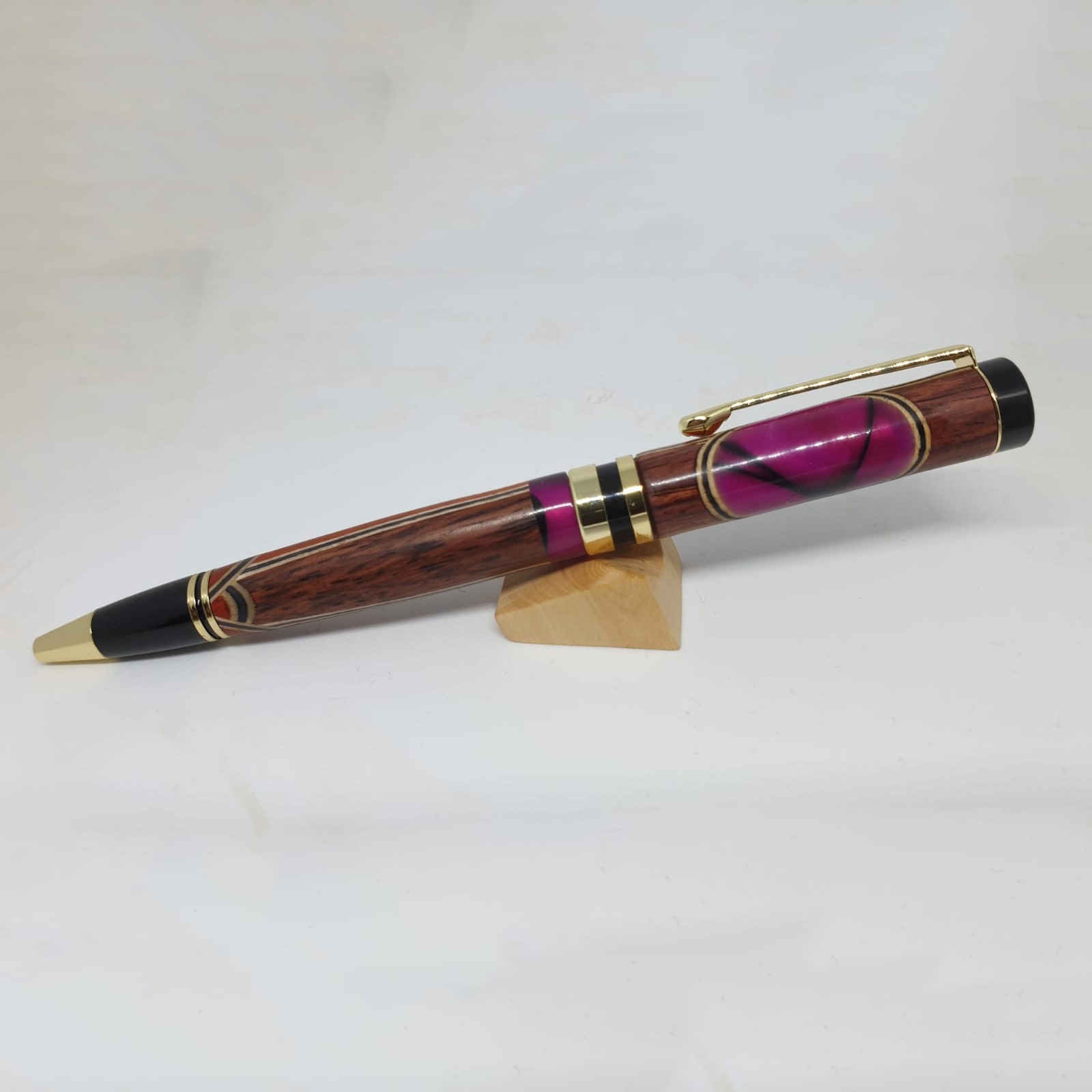 stylo-padouk-palissandre-resine-2-64c6a4e6cd6e5683285351.jpg